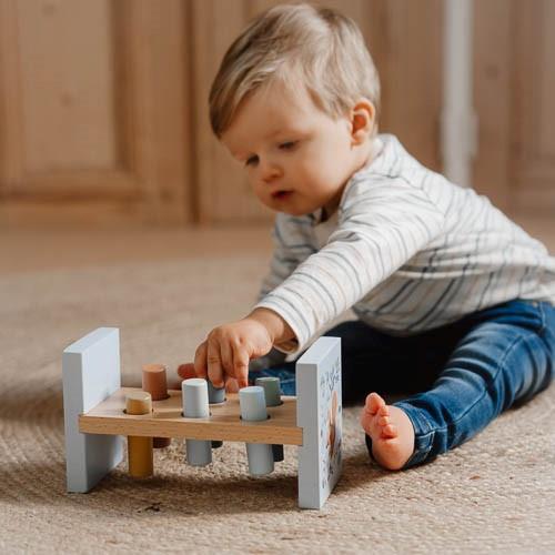 Panca con pioli e martello