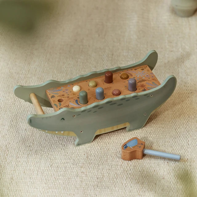 Coccodrillo con martello e pioli