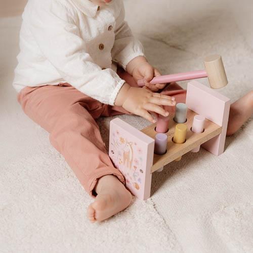 Panca con pioli e martello