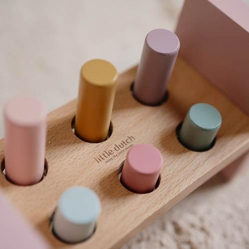 Panca con pioli e martello