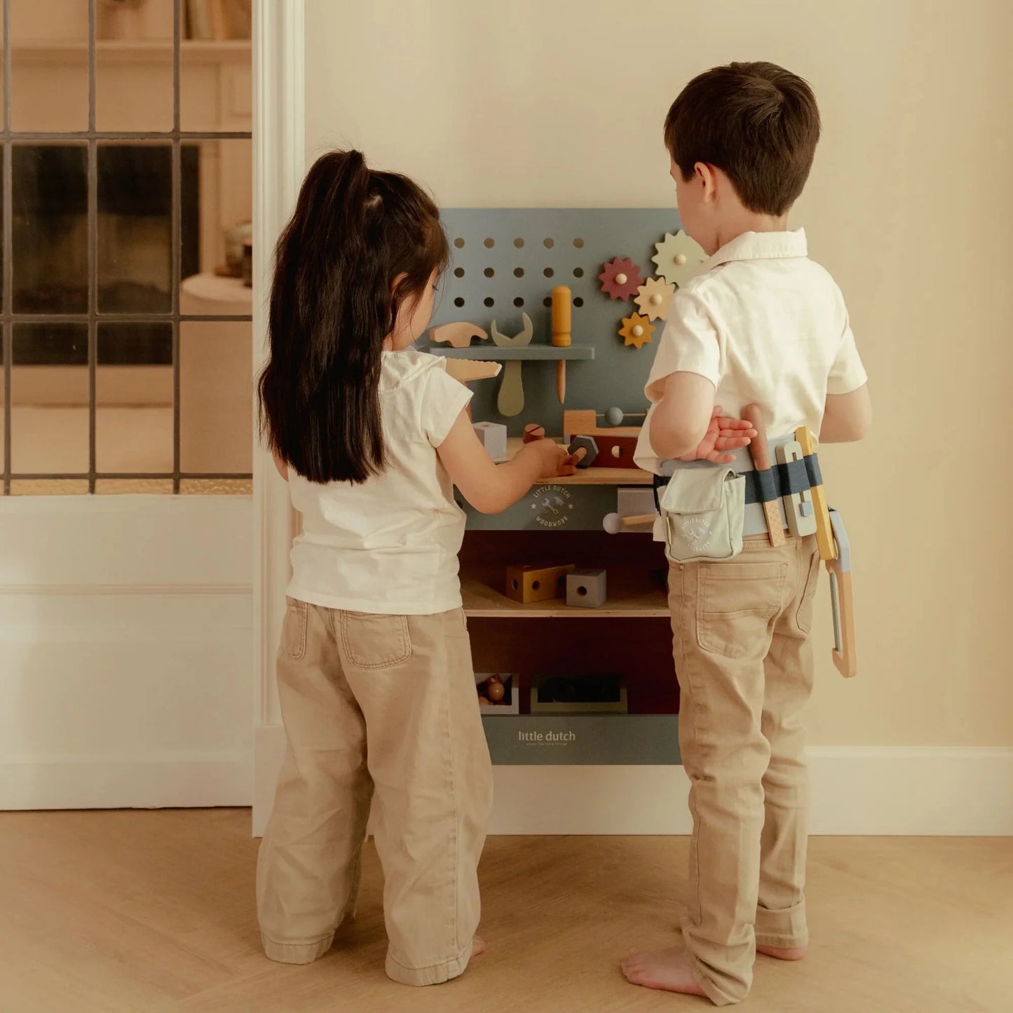 Banco da lavoro con attrezzi