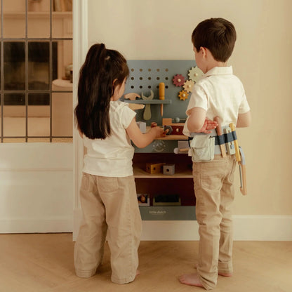 Banco da lavoro con attrezzi