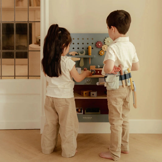 Banco da lavoro con attrezzi