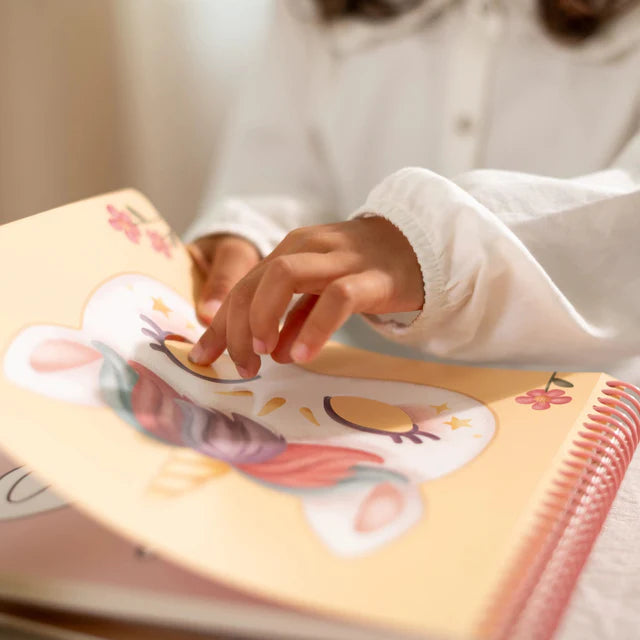 Libro con forbici Rosa