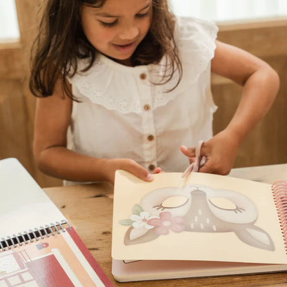 Libro con forbici Rosa