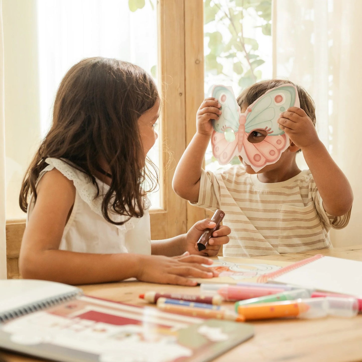 Libro con forbici Rosa
