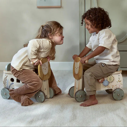 Leone in legno cavalcabile