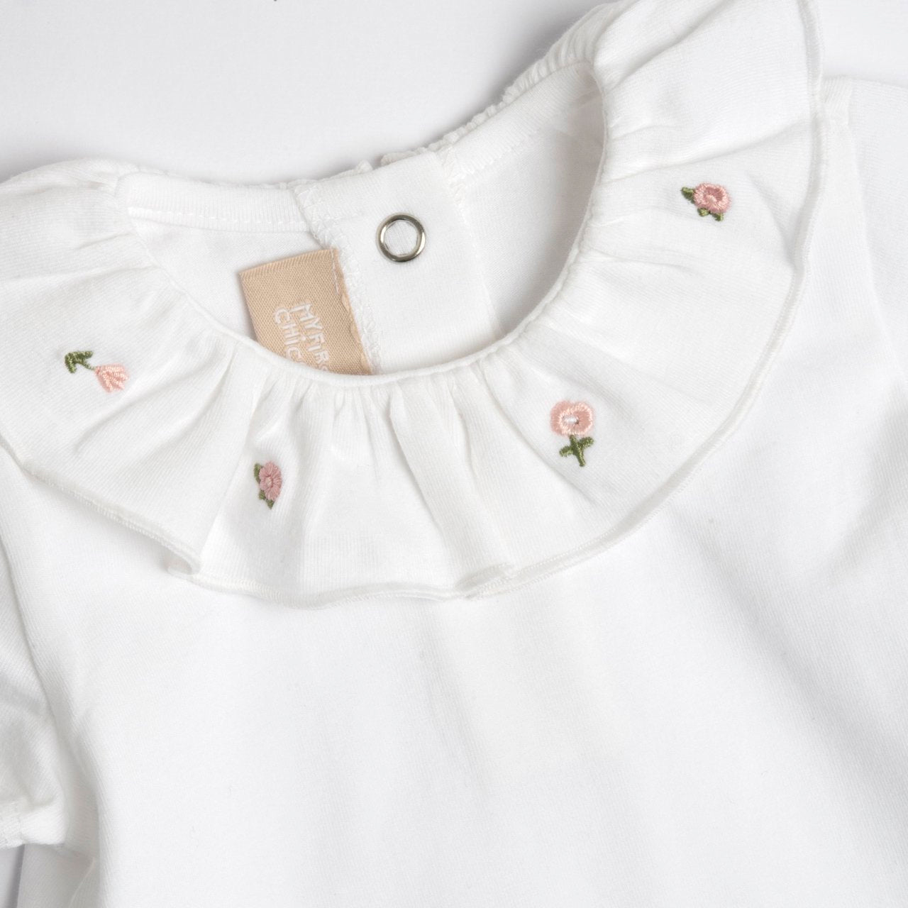 T-shirt con ricami sul colletto