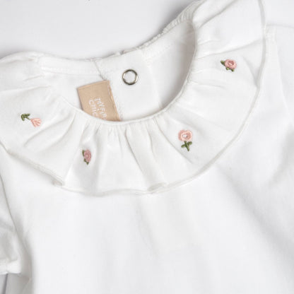T-shirt con ricami sul colletto